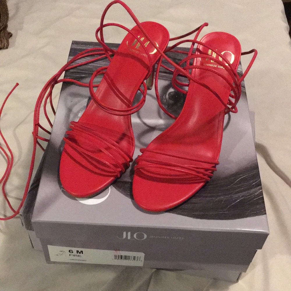JLO new size 6 Dronning heels color fire red